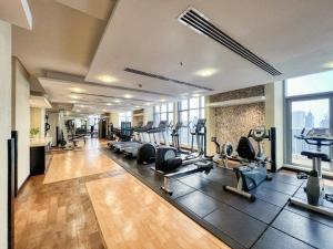 Lakeside Luxe Retreat 1 Bedroom apartment I Free Gym, Pool, Wi-Fi & Parking I by Meerak