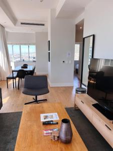 Luxury 2 Bedroom Apartment Waterfront Views