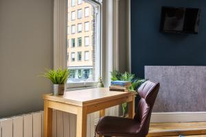 Sunny Corner Apartment in Center of London (1)