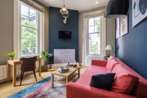 Sunny Corner Apartment in Center of London (1)