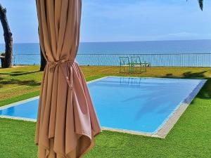 Preciosa casa al borde de un acantilado