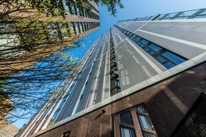 Stylish Skyline Apartment - 2 Bed, 2 Bath, Gym, Concierge in City Centre