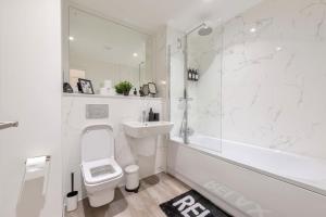 Stylish Skyline Apartment - 2 Bed, 2 Bath, Gym, Concierge in City Centre