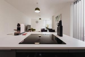 Stylish Skyline Apartment - 2 Bed, 2 Bath, Gym, Concierge in City Centre