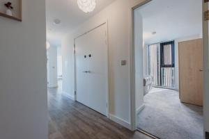 Stylish Skyline Apartment - 2 Bed, 2 Bath, Gym, Concierge in City Centre