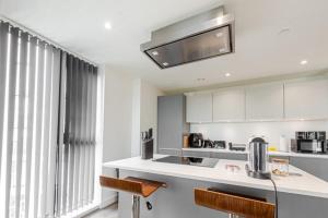 Stylish Skyline Apartment - 2 Bed, 2 Bath, Gym, Concierge in City Centre