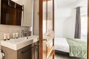 LA MAISON DU SUQUET duplex avec terrasse en plein centre