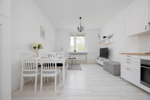 Chrzanowskiego 7 Bright Pet Friendly Apartment by Noclegi Renters