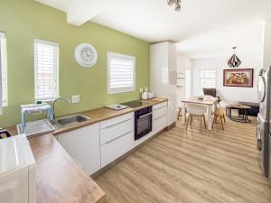 Sleek Retro Modern Apartment City Centre