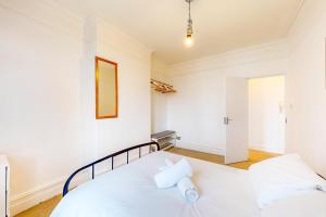 2-Bed Flat Steps to Wimbledon Park & Tube