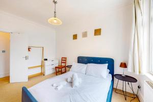2-Bed Flat Steps to Wimbledon Park & Tube