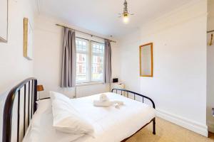 2-Bed Flat Steps to Wimbledon Park & Tube