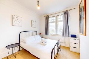 2-Bed Flat Steps to Wimbledon Park & Tube