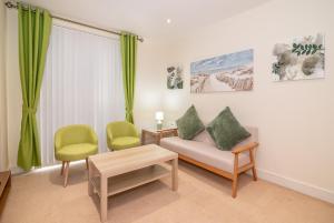 Two-bed Luxury Apartment B12LS by LiveComfortably