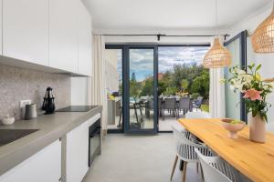 New Luxury Beachfront Villa Manera Bol with heated pool