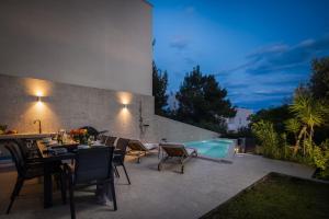 New Luxury Beachfront Villa Manera Bol with heated pool