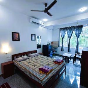 Studio Serinity Cove R-2 by Mukund Sadan Arambol