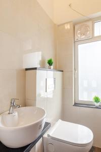 1bhk in the sky -oberoi mall -city skyline view