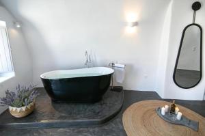 Luxury Santorini Villa Villa Elysian Dyo Private Hot Tub Air Conditioning 1 Bedroom Oia