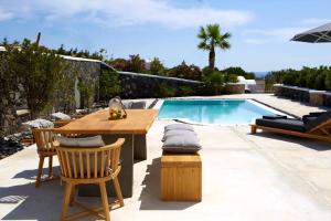Lovely Santorini Villa 3 Bedrooms Villa Petra Private Pool Outdoor Dining Area Exo Gialos