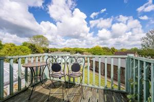 East Sussex Manor - Sleeps 12 - Hot Tub & Parking