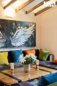 StayVista at La Casa Oberoi with Lawn & Mountain View