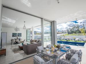 Villa Olive Sun, Beautiful, Contemporary 3Bdr Villa With Private Pool, Short Walk To Beach