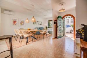 125- Beautiful Andalusian House with Private Patio
