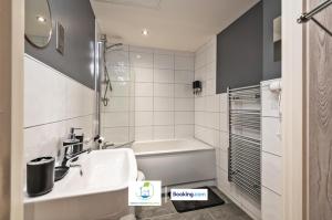 Spacious 1 Bedroom Apartment with 4K Cinema Experience By Green Haven Escapes In Bradford