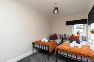 Victoria Cottage Seaside - Spacious 4-BR in Bognor Regis,close to Beachfront & 2 minutes from Butlins Holiday Camp,contractor friendly, families, business travellers