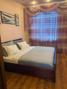 Будинок повністю на центральному проспекті,тепла підлога, вулична зона відпочинку з великим сучасним грилем, два санвузли, три великих ?