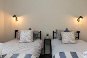 Victoria Cottage Seaside - Spacious 4-BR in Bognor Regis,close to Beachfront & 2 minutes from Butlins Holiday Camp,contractor friendly, families, business travellers