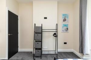 Victoria Cottage Seaside - Spacious 4-BR in Bognor Regis,close to Beachfront & 2 minutes from Butlins Holiday Camp,contractor friendly, families, business travellers