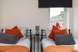 Victoria Cottage Seaside - Spacious 4-BR in Bognor Regis,close to Beachfront & 2 minutes from Butlins Holiday Camp,contractor friendly, families, business travellers