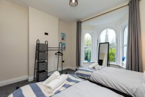 Victoria Cottage Seaside - Spacious 4-BR in Bognor Regis,close to Beachfront & 2 minutes from Butlins Holiday Camp,contractor friendly, families, business travellers