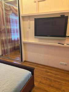 Будинок повністю на центральному проспекті,тепла підлога, вулична зона відпочинку з великим сучасним грилем, два санвузли, три великих ?