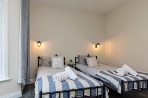 Victoria Cottage Seaside - Spacious 4-BR in Bognor Regis,close to Beachfront & 2 minutes from Butlins Holiday Camp,contractor friendly, families, business travellers