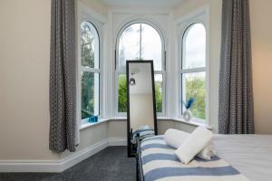 Victoria Cottage Seaside - Spacious 4-BR in Bognor Regis,close to Beachfront & 2 minutes from Butlins Holiday Camp,contractor friendly, families, business travellers