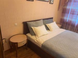 Будинок повністю на центральному проспекті,тепла підлога, вулична зона відпочинку з великим сучасним грилем, два санвузли, три великих ?