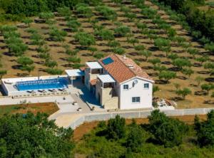 Rustic Villa Perosa With Heated Pool