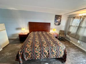 King Bed with Kitchenette Non-Smoking room in Des Plaines Motel