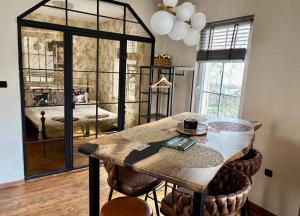 ArtCity Villa - 3 Boutique Suits in Historic town