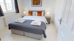 StayZo Cole Green Lane Accommodation- FREE Parking