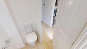 StayZo Cole Green Lane Accommodation- FREE Parking