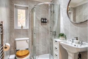 Chelsea Hideaway 2BR Private Patio