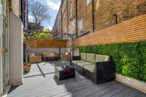 Chelsea Hideaway 2BR Private Patio