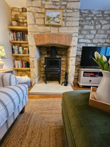 Cosy Cotswold Cottage, Jacuzzi Bath & Woodburner!