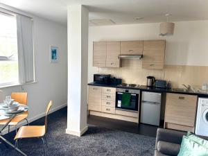 The Trafford Luxe , Garage Parking, Self Check-in Anytime - Perfect for Late Arrivals, Ultra- Fast Wi-Fi, 5 mins to Old Trafford Stadium