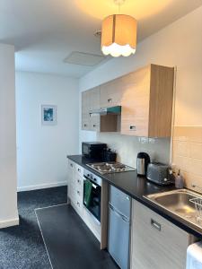 The Trafford Luxe , Garage Parking, Self Check-in Anytime - Perfect for Late Arrivals, Ultra- Fast Wi-Fi, 5 mins to Old Trafford Stadium