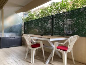 Pause Riviera avec terrasse, à 300 mètres de la mer